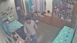 黑客破解家庭网络摄像头偷拍白领夫妻想找网友换妻做爱一边自拍留念一边和网友分享 截图5