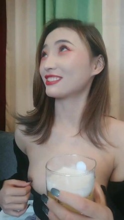 高颜值苗条白虎妹子双人啪啪 沙发上后入猛操搞完再用按摩器震动逼逼 截图2