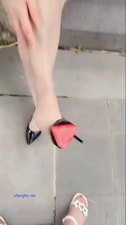 快手颜值骚少妇【文嫂夫人】黑丝假屌自慰，淫语调教，户外露出，户外自慰 截图9