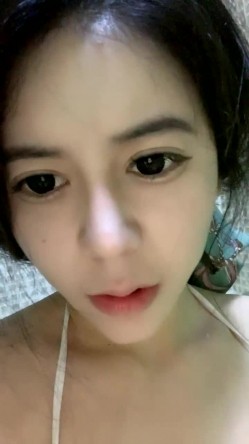 【叛逆酒桶】肥臀巨乳颜值高~大尺度福利露脸宅男视频~大白奶子晃起来~一台法拉利约起来咯！ 截图14