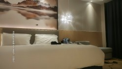 一屌探花_返场啪啪极品美腿颜值妹，蹲着舔屌在床边开操，后入侧入表情清晰可见 截图11