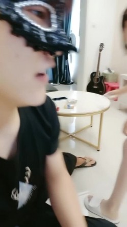 调教淫荡骚女友，全程露脸白丝情趣扒光了吃那玩逼，深喉大鸡巴从沙发上玩到床上多体位蹂躏爆草，掰开骚穴 截图3