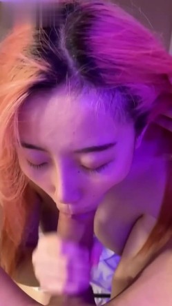 极品网红美少女，口活男友，活灵活现的嘴巴 吧唧吧唧口，渴望吃精液吞精！ 截图4