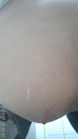 三线大学简陋女厕高清后拍 妖艳露背装小姐和闺蜜一块上厕所 截图2