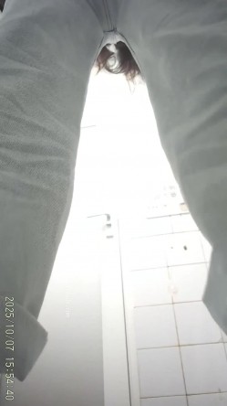 三线大学简陋女厕高清后拍 妖艳露背装小姐和闺蜜一块上厕所 截图6