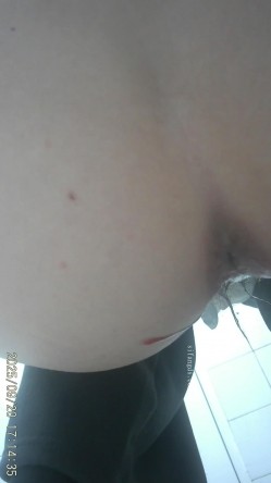 三线大学简陋女厕高清后拍 妖艳露背装小姐和闺蜜一块上厕所 截图8