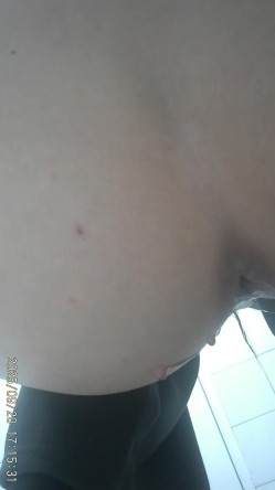 三线大学简陋女厕高清后拍 妖艳露背装小姐和闺蜜一块上厕所 截图9