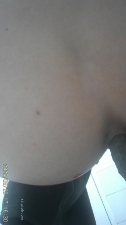 三线大学简陋女厕高清后拍 妖艳露背装小姐和闺蜜一块上厕所 截图10