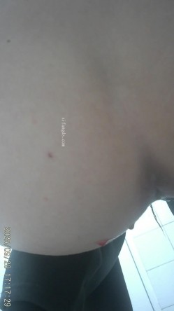 三线大学简陋女厕高清后拍 妖艳露背装小姐和闺蜜一块上厕所 截图11