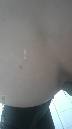 三线大学简陋女厕高清后拍 妖艳露背装小姐和闺蜜一块上厕所 截图12