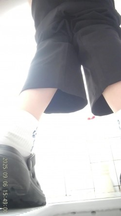 三线大学简陋女厕高清后拍 妖艳露背装小姐和闺蜜一块上厕所 截图16