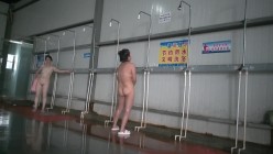 洗浴中心内部员工偷拍 几位B毛浓郁的少妇洗澡换衣服 截图11