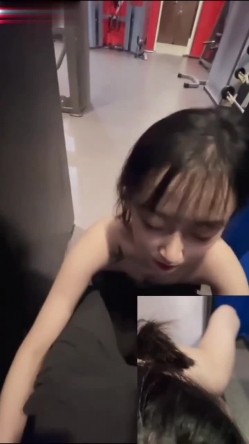 大二极品学妹在健身房口爆吞精~这身材太哇塞啦~口活更是没得说，口得让人飘飘欲仙，真的太舒服啦！ 截图1
