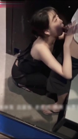 大二极品学妹在健身房口爆吞精~这身材太哇塞啦~口活更是没得说，口得让人飘飘欲仙，真的太舒服啦！ 截图7