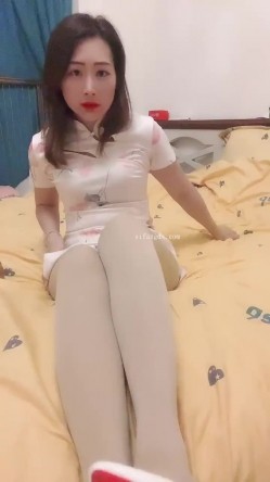 快手丝足熟女【辣菇凉三姐】双女诱惑露脸发骚勾引粉丝，各种服装尽饱眼福 截图5