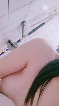 ️巨乳粉穴少女【粉粉学妹】炸了，像白玉一样纯净的身体，极品白虎，快上车！ 截图15