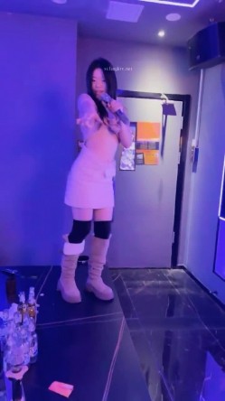 真实KTV淫乱~【桃奶木香奈】勾搭陪唱帅哥~卫生间大秀 截图2
