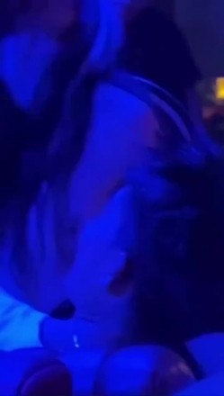 【硬核流出 ️吃瓜】某酒吧大厅刺激做爱 年轻人玩的就是花 俩男玩一女那么多人众目睽睽下性爱 女上位坐桩榨精 截图1