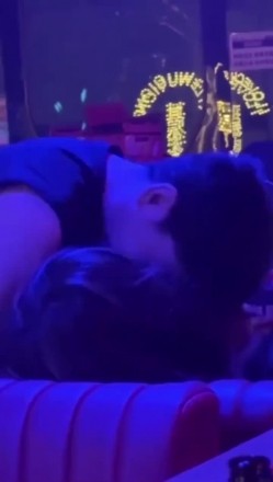 【硬核流出 ️吃瓜】某酒吧大厅刺激做爱 年轻人玩的就是花 俩男玩一女那么多人众目睽睽下性爱 女上位坐桩榨精 截图2
