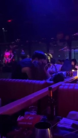 【硬核流出 ️吃瓜】某酒吧大厅刺激做爱 年轻人玩的就是花 俩男玩一女那么多人众目睽睽下性爱 女上位坐桩榨精 截图3