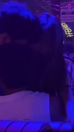 【硬核流出 ️吃瓜】某酒吧大厅刺激做爱 年轻人玩的就是花 俩男玩一女那么多人众目睽睽下性爱 女上位坐桩榨精 截图4