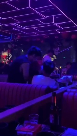 【硬核流出 ️吃瓜】某酒吧大厅刺激做爱 年轻人玩的就是花 俩男玩一女那么多人众目睽睽下性爱 女上位坐桩榨精 截图5