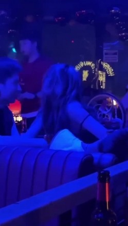 【硬核流出 ️吃瓜】某酒吧大厅刺激做爱 年轻人玩的就是花 俩男玩一女那么多人众目睽睽下性爱 女上位坐桩榨精 截图7