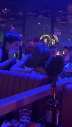 【硬核流出 ️吃瓜】某酒吧大厅刺激做爱 年轻人玩的就是花 俩男玩一女那么多人众目睽睽下性爱 女上位坐桩榨精 截图9