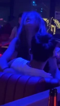 【硬核流出 ️吃瓜】某酒吧大厅刺激做爱 年轻人玩的就是花 俩男玩一女那么多人众目睽睽下性爱 女上位坐桩榨精 截图10