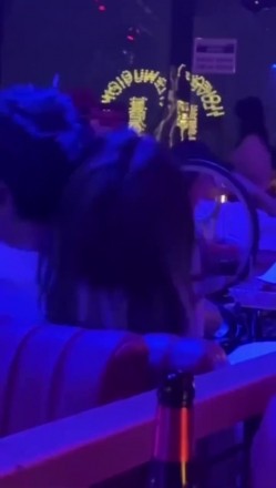 【硬核流出 ️吃瓜】某酒吧大厅刺激做爱 年轻人玩的就是花 俩男玩一女那么多人众目睽睽下性爱 女上位坐桩榨精 截图11