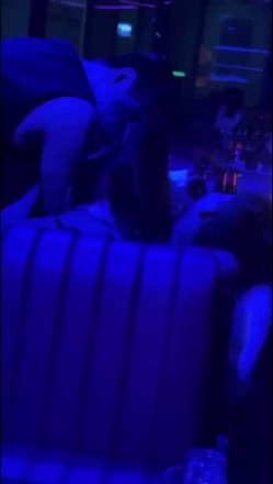 【硬核流出 ️吃瓜】某酒吧大厅刺激做爱 年轻人玩的就是花 俩男玩一女那么多人众目睽睽下性爱 女上位坐桩榨精 截图12