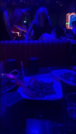 【硬核流出 ️吃瓜】某酒吧大厅刺激做爱 年轻人玩的就是花 俩男玩一女那么多人众目睽睽下性爱 女上位坐桩榨精 截图13