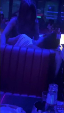 【硬核流出 ️吃瓜】某酒吧大厅刺激做爱 年轻人玩的就是花 俩男玩一女那么多人众目睽睽下性爱 女上位坐桩榨精 截图14