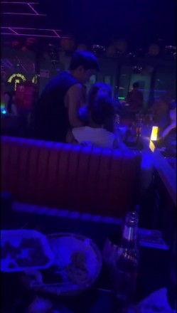 【硬核流出 ️吃瓜】某酒吧大厅刺激做爱 年轻人玩的就是花 俩男玩一女那么多人众目睽睽下性爱 女上位坐桩榨精 截图15