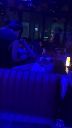 【硬核流出 ️吃瓜】某酒吧大厅刺激做爱 年轻人玩的就是花 俩男玩一女那么多人众目睽睽下性爱 女上位坐桩榨精 截图16