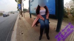 最新全网狂人硬核户外真实勾引骚女【性感小猫咪】，公交车站塞震动蛋自慰，路上车来车往 截图2