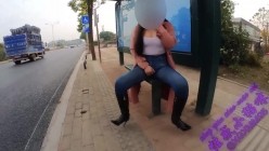 最新全网狂人硬核户外真实勾引骚女【性感小猫咪】，公交车站塞震动蛋自慰，路上车来车往 截图11