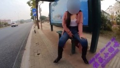 最新全网狂人硬核户外真实勾引骚女【性感小猫咪】，公交车站塞震动蛋自慰，路上车来车往 截图13