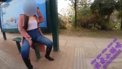 最新全网狂人硬核户外真实勾引骚女【性感小猫咪】，公交车站塞震动蛋自慰，路上车来车往 截图14