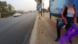 最新全网狂人硬核户外真实勾引骚女【性感小猫咪】，公交车站塞震动蛋自慰，路上车来车往 截图16