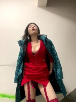 女人味十足，极品白虎熟女【sunny-520】付费，脸穴同框深情投入，楼道自慰喷水 截图2
