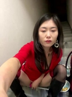女人味十足，极品白虎熟女【sunny-520】付费，脸穴同框深情投入，楼道自慰喷水 截图6
