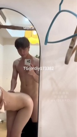 推特性欲超强183体育生，【热带鱼】，女主编号004，06年东北空姐，高挑身材，顶级炮架子对镜后入站起来蹬 截图4