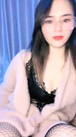 核弹！极品骚娘们【冷艳小妈】道具自慰~骚的很！西装黑丝，知性丽人，赞 截图4