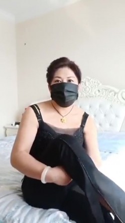 熟女阿姨 在家发骚了 在家紫薇叫声好销魂 看着还蛮有气质 年龄大了淫水还是这么多 截图1