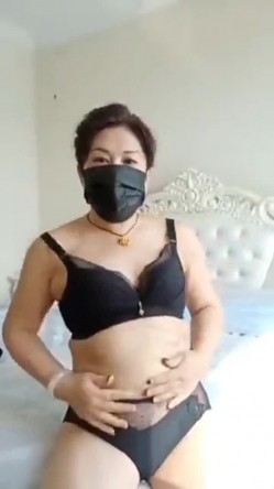 熟女阿姨 在家发骚了 在家紫薇叫声好销魂 看着还蛮有气质 年龄大了淫水还是这么多 截图6