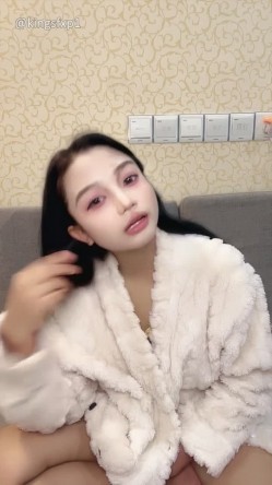 嫩妹【菲菲每天都饿】少女之心 携闺蜜一起 全裸自慰秀 极品身材大奶嫩穴 高能无尿点 截图1