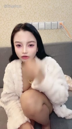 嫩妹【菲菲每天都饿】少女之心 携闺蜜一起 全裸自慰秀 极品身材大奶嫩穴 高能无尿点 截图11