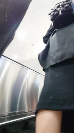 人妻熟女控必备！天生妖娆风骚脸淫荡骚妻【小愤青】露脸性爱自拍视图集，大白天街边车震居家各种啪啪相当反差 截图3