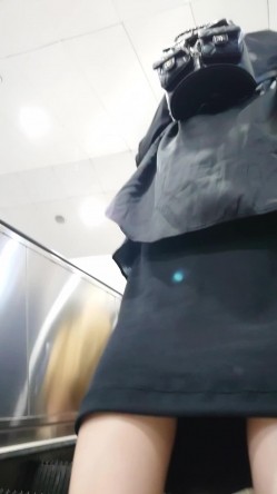 人妻熟女控必备！天生妖娆风骚脸淫荡骚妻【小愤青】露脸性爱自拍视图集，大白天街边车震居家各种啪啪相当反差 截图4